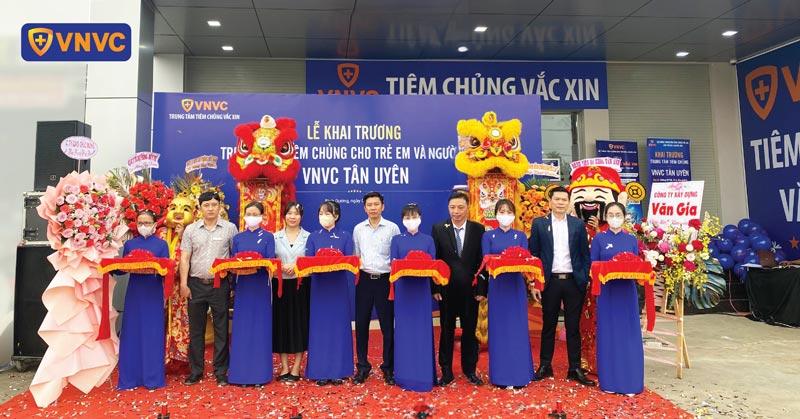 Khách hàng tại một cửa hàng lan được tư vấn tận tình về các loại hoa và chương trình ưu đãi khai trương, tạo không khí thân thiện, thu hút những bài viết hay về khai trương.